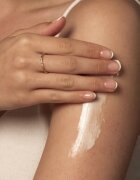 Antipodes Joyful Hand & Body Cream tápláló krém kézre és testre illattal Wild blackcurrant 120 ml
