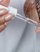 Australian Bodycare Tea Tree Oil & Panthenol nyugtató és hidratáló szérum az érzékeny száraz bőrre 30 ml