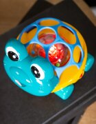 Baby Einstein Neptune the Turtle™ Curious Car kisautó csörgővel 3 m+ 1 db