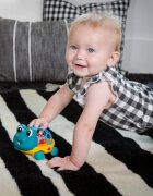 Baby Einstein Neptune the Turtle™ Curious Car kisautó csörgővel 3 m+ 1 db