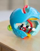 Baby Einstein Rattle & Sense™ szenzoros labda rágókával 3m+ 1 db