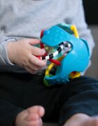 Baby Einstein Rattle & Sense™ szenzoros labda rágókával 3m+ 1 db
