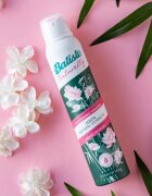 Batiste Naturally Bamboo & Gardenia száraz sampon a felesleges faggyú felszívódásáért és a haj frissítéséért 200 ml