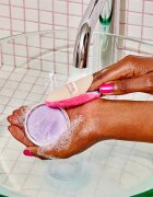 beautyblender® Tool Scrub Lavender szilárd ecset- és sminkszivacs tisztító 28.3 g