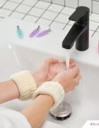 BrushArt Home Salon Wrist wash bands a víz arcmosás közbeni lefolyását megelőző karkötő Cream 2 db