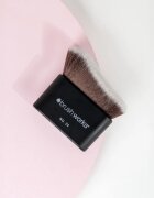 Brushworks Blending Face & Body Brush kabuki ecset testre és arcra típus NO. 24 1 db