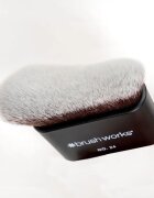 Brushworks Blending Face & Body Brush kabuki ecset testre és arcra típus NO. 24 1 db