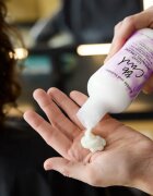 Bumble and Bumble Bb. Curl Light Defining Cream formázó krém a hullámok kiemelésére könnyű fixálás 250 ml