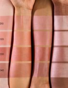 Catrice Eye Blusher folyékony szemhéjfesték csillámporral árnyalat 030 Berry Haze 7 ml