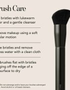 Chantecaille Blend and Smooth Brush közepes ecset a folyékony krémes és púder állagú termékekhez 1 ml