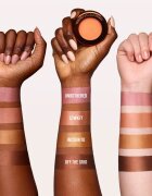 Danessa Myricks Beauty Yummy Skin Blurring Balm Powder Lowlighter krémes élénkítő készítmény árnyalat Unbothered 6 g