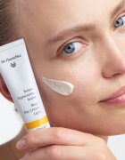 Dr. Hauschka Facial Care könnyű krém rózsából 30 ml
