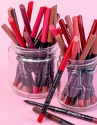 essence 8h Matte Comfort Matt ajakceruza hegyezővel árnyalat 03 Soft Beige 03 g