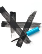 essence All Eyes on Me vízálló göndörítő és nagyobbító szempillaspirál árnyalat 01 Black 8 ml