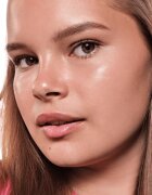 essence BABY GOT GLOW bőrélénkítő ceruza a tündöklő fényért árnyalat 20 Rosy Glaze 5.5 g