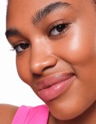 essence BABY GOT GLOW bőrélénkítő ceruza a tündöklő fényért árnyalat 20 Rosy Glaze 5.5 g