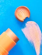 essence BABY GOT HOLO GLOW bőrélénkítő ceruza árnyalat 10 Holy Apricotly 5 g