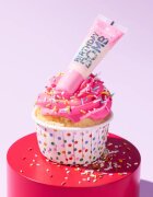 essence Birthday Bomb átlátszó szájfény a csillogó fényért árnyalat 01 Cake My Day! 10 ml