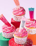 essence Birthday Bomb átlátszó szájfény a csillogó fényért árnyalat 01 Cake My Day! 10 ml