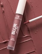 essence Blur Soufflé mattító folyékony rúzs árnyalat 09 Ghost Typing 3.6 ml