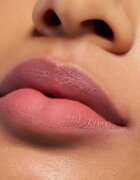 essence Blur Soufflé mattító folyékony rúzs árnyalat 10 Status Toast 3.6 ml