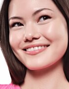 essence BRIGHTEN UP! Cushion Foundation alapozó sminkszivaccsal árnyalat 02 Ivory 12 g