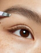 essence Brow Tweezer szemöldökcsipesz szemöldökre 1 db