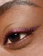 essence COLOUR it! metál hatású folyékony szemhéjtus árnyalat 02 Dark Cherry 3 ml