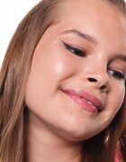 essence COLOUR it! metál hatású folyékony szemhéjtus árnyalat 02 Dark Cherry 3 ml