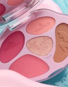 essence Disney The Little Mermaid paletta arcra árnyalat 01 The World Is My Oyster! 8.9 g