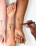 essence Eyeliner Pen Szemceruza a hosszan tartó hatásért 1.2 ml