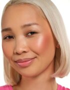 essence Radiant Light bőrélénkítő és arcpirosító sminkpaletta árnyalat Glow Icon 11 g