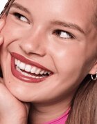 essence satin GLOW krémes rúzs szatén finish-el árnyalat 05 Chai There! 3.5 g