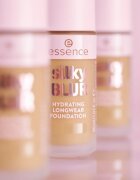 essence silky BLUR Természetes fedésű hidratáló make-up matt hatásért árnyalat 185 30 ml
