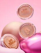 essence Soft Touch krémes élénkítő készítmény púderes hatással árnyalat 10 soft gaze 4 g