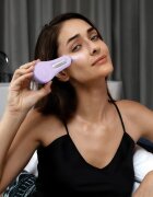 FOREO BEAR™ 2 eyes & lips mikroáramos tonizáló készülék a szem köré és a szájra Lavender 1 db