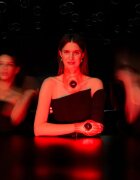FOREO FAQ™ 211 LED-fényes maszk nyakra és dekoltázsra a bőr öregedése ellen 1 db