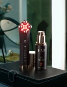 FOREO FAQ™ 402 kettős mikroáramú tonizáló készülék vörös LED-fénnyel 1 db
