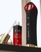 FOREO FAQ™ 502 fejlett készülék az arcbőr revitalizálásához és fiatalításához LED és NIR infravörös fénnyel 1 db