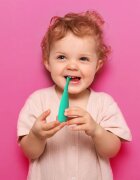 FOREO ISSA™ 4 Baby elektromos fogkefe gyermekeknek újszülöttkortól 3 éves korig Kiwi Green 1 db