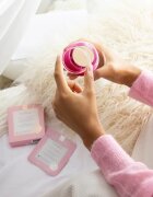 FOREO UFO™ 3 5-in-1 szónikus készülék az arcmaszk hatásának felgyorsítására Fuchsia 1 db