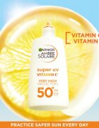 Garnier Ambre Solaire Super UV Vitamin C gyengéd védő folyadék a sötét foltok ellen SPF 50+ 40 ml