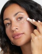 GOSH COPENHAGEN Bright'n Conceal élénkítő korrektor a szem alatti sötét karikákra árnyalat Adjusting Skin 12 ml
