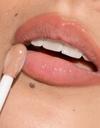 GOSH COPENHAGEN Lip Filler dúsító ajakfény 004 Mocha Mousse 5 ml
