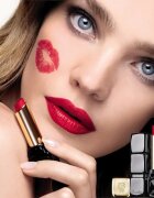 GUERLAIN KissKiss Tender Matte Ultra matt hosszantrató rúzs árnyalat 880 Caress Plum 2.8 g