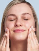 IT Cosmetics Bye Bye Dark Spots élénkítő korrekciós szérum a pigmentfoltok ellen niacinamiddal hölgyeknek 30 ml