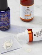 Kiehl's Dermatologist Solutions Powerful-Strength Line-Reducing & Dark Circle-Diminishing Vitamin C szérum szemre minden bőrtípusra beleértve az érzé