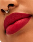 MAC Cosmetics Locked Kiss 24h Lipstick Ultra matt hosszantrató rúzs árnyalat Ruby True 18 g