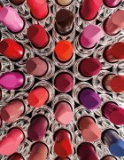 MAC Cosmetics MACximal Sleek Satin Lipstick Mini selyem rúzs a tökéletes küllemért árnyalat CENTRE OF ATTENTION 1.5 g