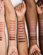 MAC Cosmetics Powder Kiss Lip + Cheek Mousse multifunkcionális smink ajkakra és arcra árnyalat Pretty Pleats! 5 ml